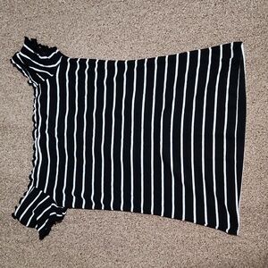 Size M- black & white top